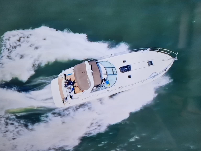 Bareboat Rental Motorboat Sea Ray with a boat licence