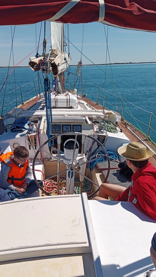 Sailboat rental with or without captain Kit Marine Port-Camargue