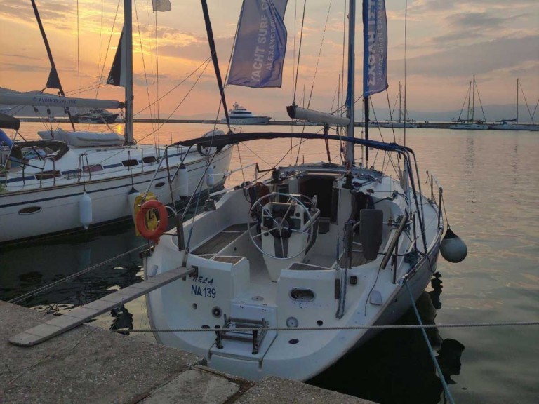 Yacht charter Lefkáda cheap Oceanis 37