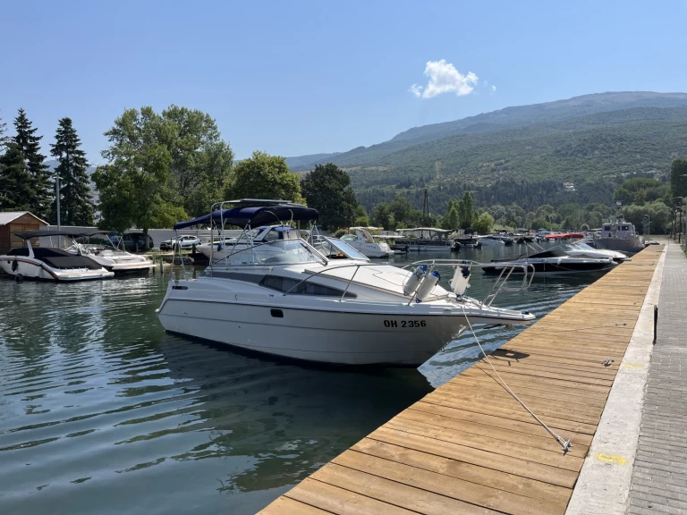 Bareboat Rental Luxury Yacht Bayliner with a boat licence