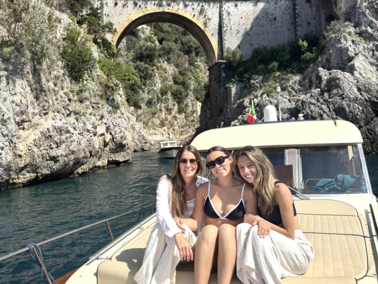 Motorboat for rent Sorrento at the best price