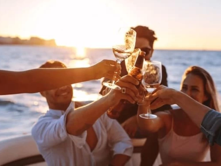 Motorboat for rent Puerto Deportivo de Marbella at the best price