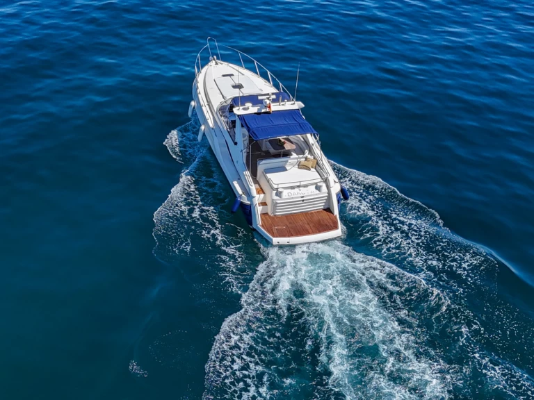 Bareboat Rental Motorboat Sunseeker with a boat licence