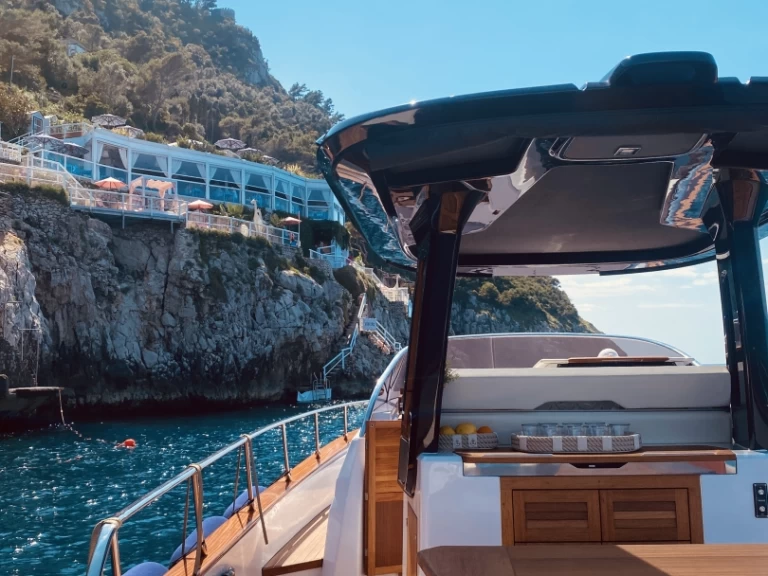 Mimi 11 Walkaround in Sorrento on SamBoat