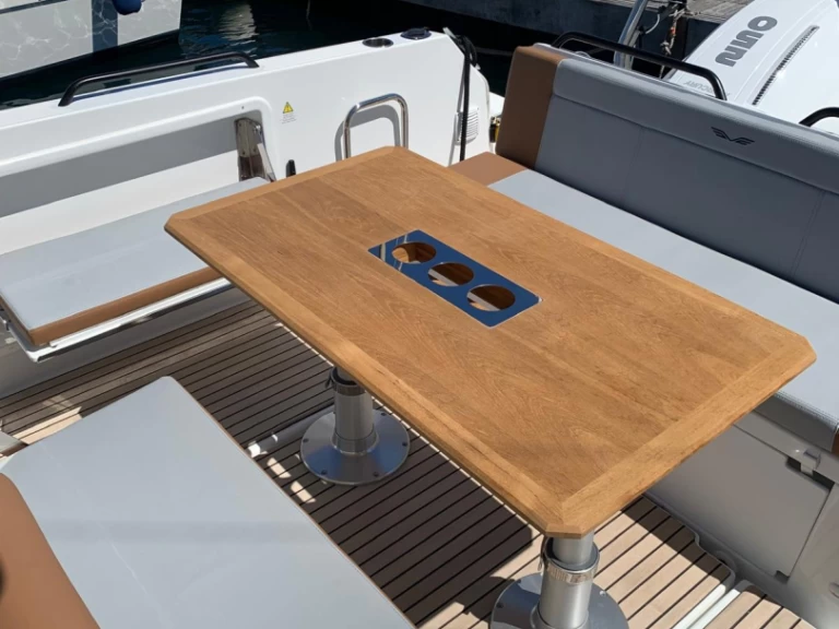 Bareboat Rental Motorboat Bénéteau with a boat licence