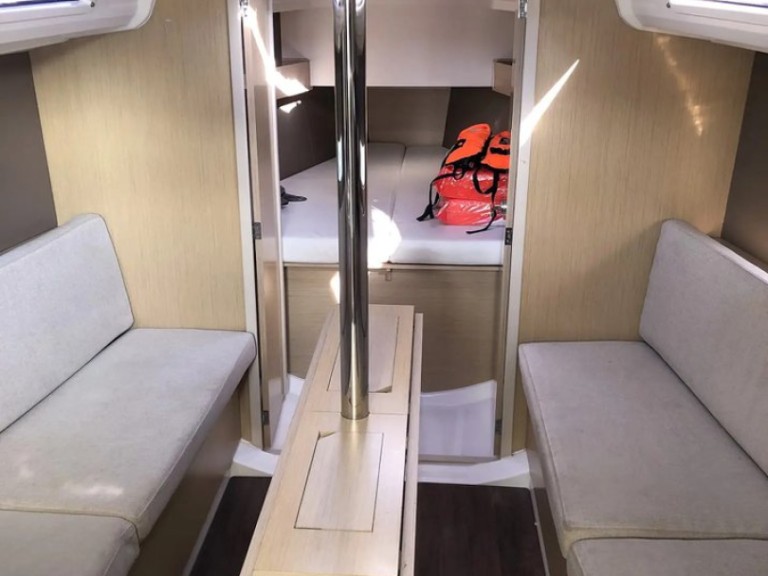 Bénéteau Oceanis 30.1 in Izola on SamBoat