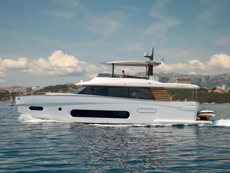 Boat rental Azimut Azimut Magellano 66 in Podstrana on Samboat