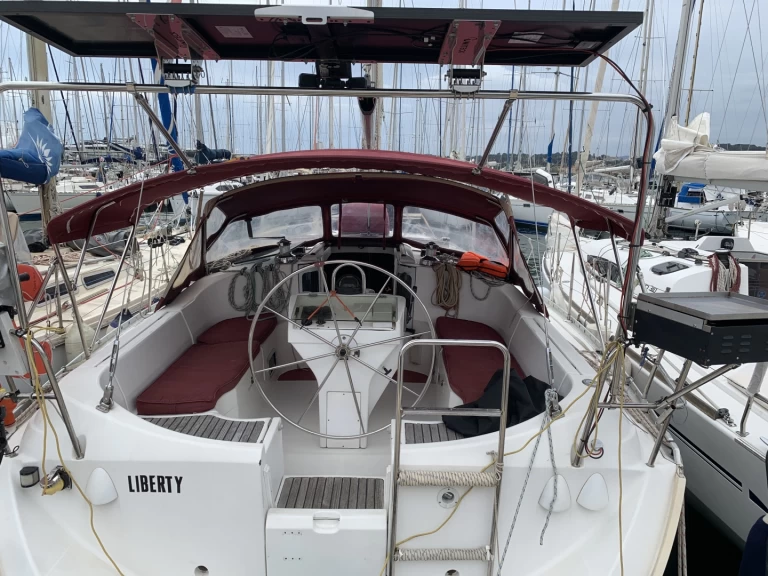 Sailboat rental in Saint-Mandrier-sur-Mer - Bénéteau Oceanis 351 Clipper
