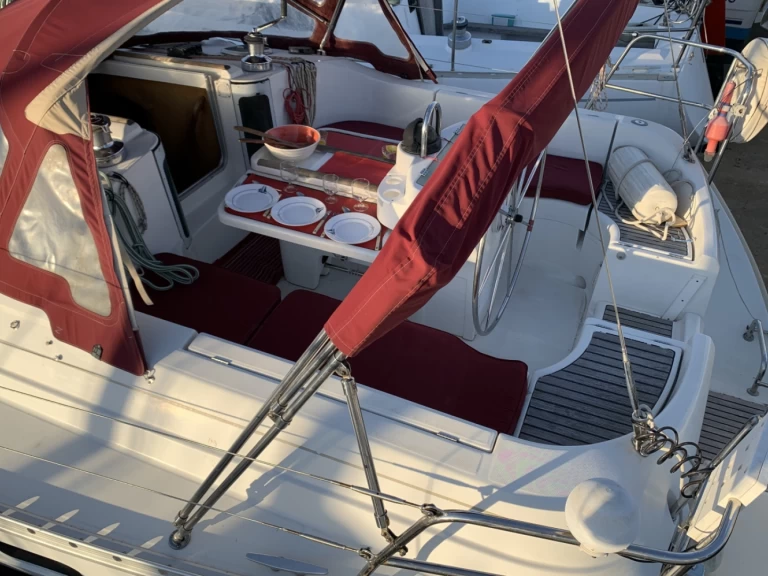 Boat rental Bénéteau Oceanis 351 Clipper in Saint-Mandrier-sur-Mer on Samboat