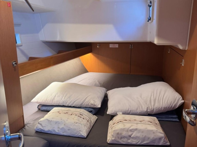 Sailboat for rent Préveza at the best price