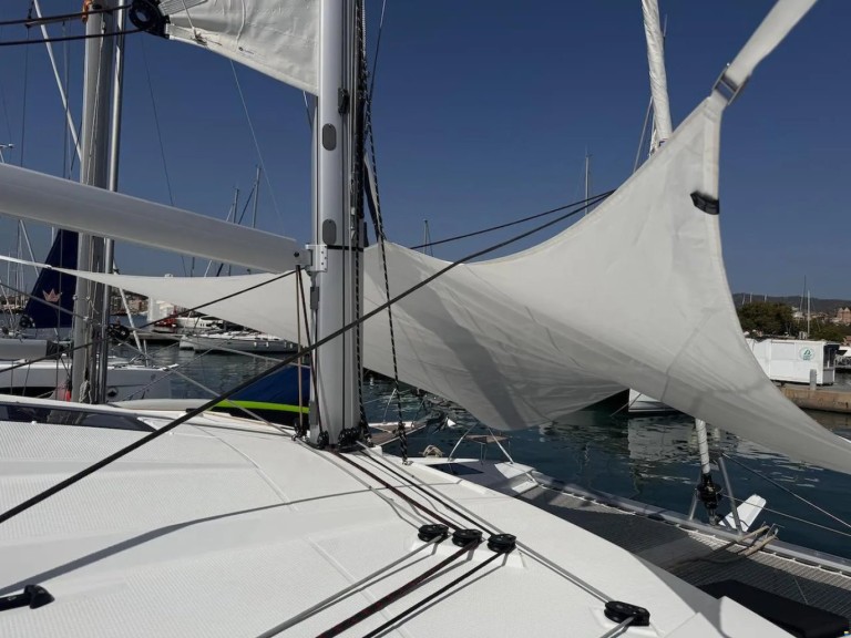 Catamaran rental in Toulon - Fountaine Pajot Astrea 42