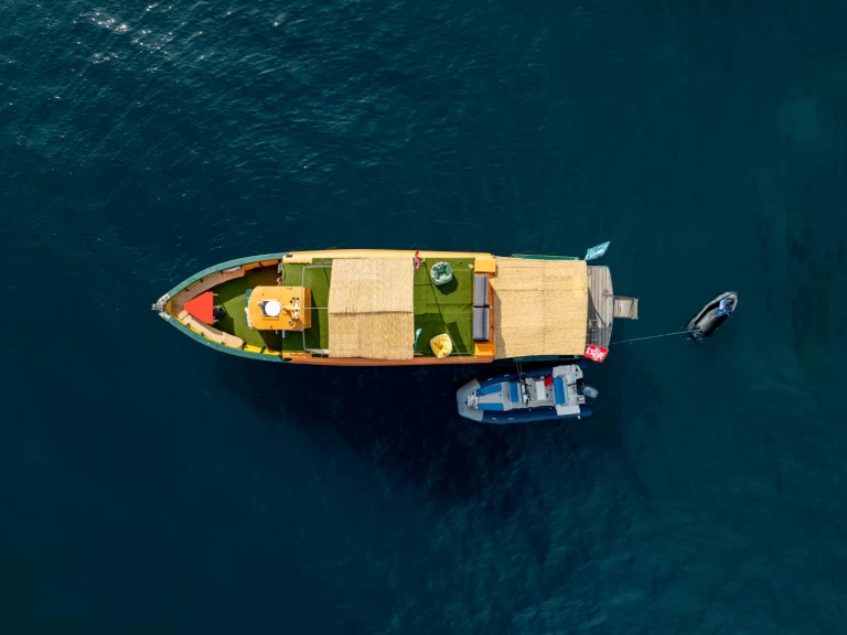 Constructeur indépendant Bateau en Bois charter bareboat or captained in  Cannes