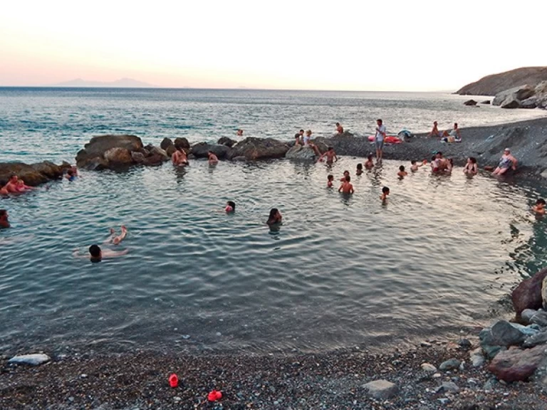Bareboat Rental Motorboat Rinker with a boat licence