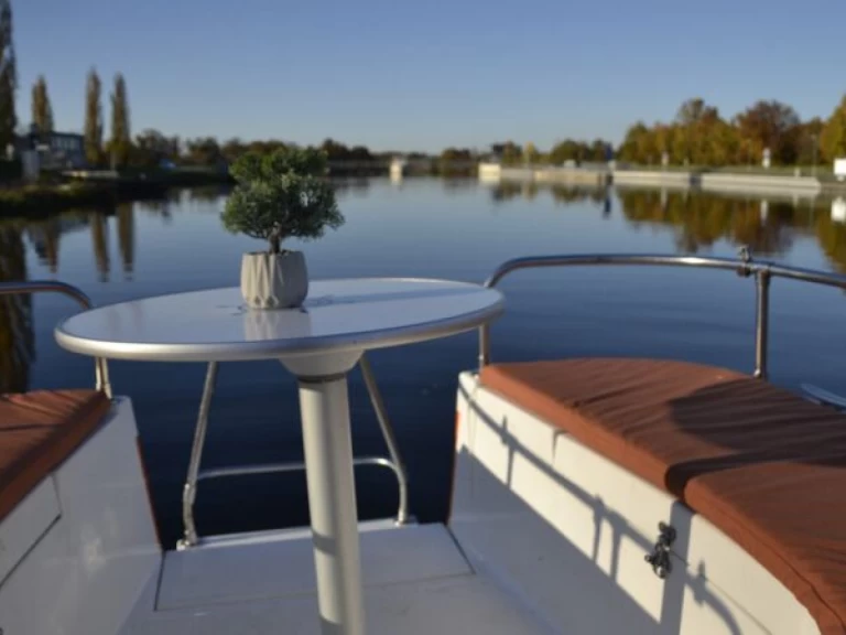 Yacht charter České Vrbné cheap Voyager 860