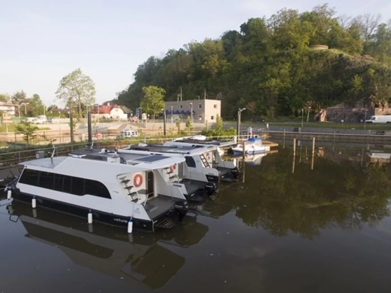 Bareboat Rental Motorboat Traweller with a boat licence