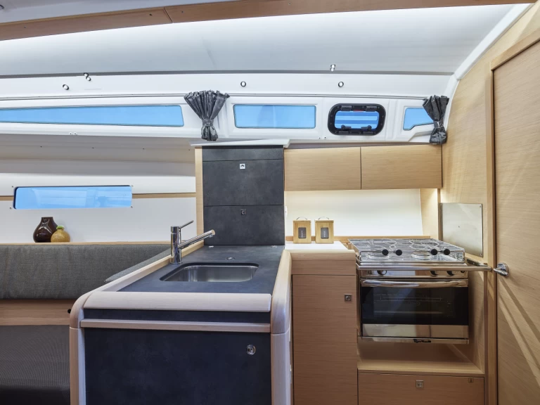 Jeanneau Sun Odyssey 349 in Sitges on SamBoat