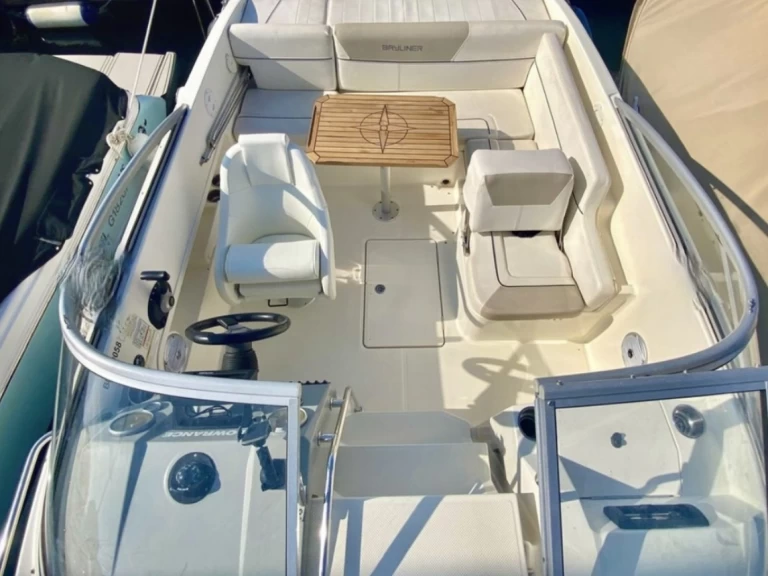 Motorboat rental in Cavalaire-sur-Mer - Bayliner Bayliner 642 CU