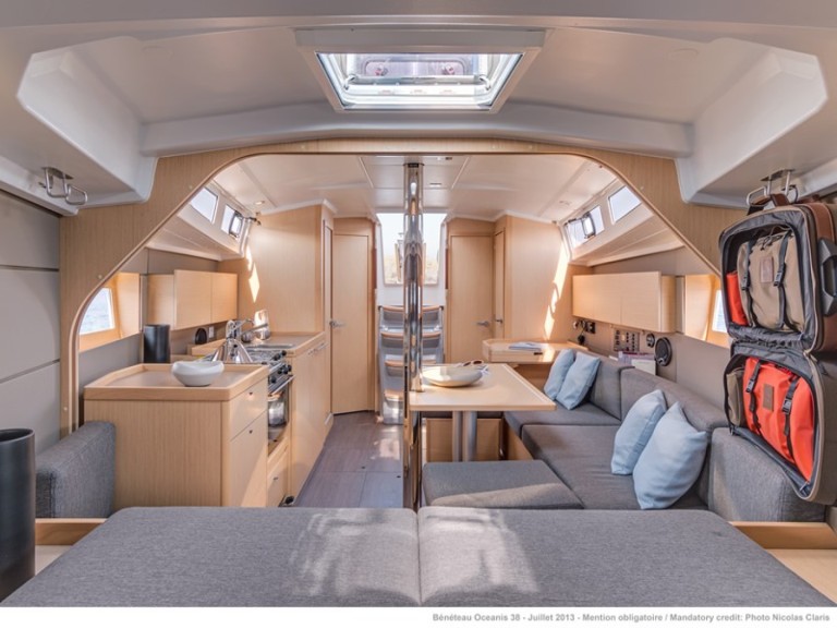 Bénéteau Oceanis 38 in Lefkáda on SamBoat