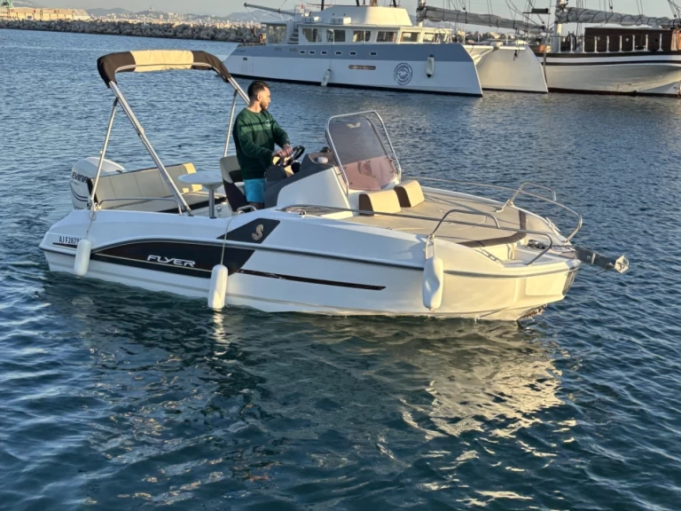 Bareboat Rental Motorboat Bénéteau with a boat licence