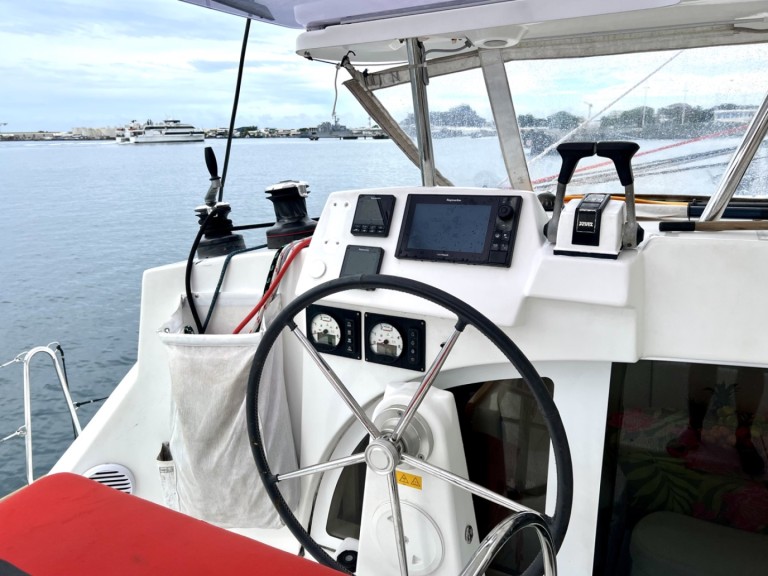 Catamaran for rent Rangiroa at the best price