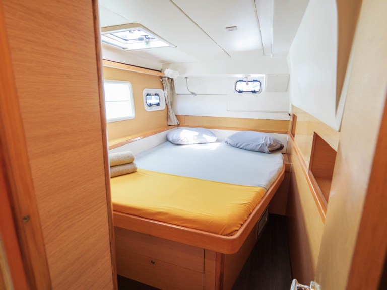 Lagoon Lagoon 400 S2 charter bareboat or captained in  Tikehau