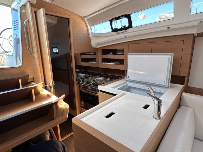 Sailboat rental with or without captain Jeanneau Nettuno