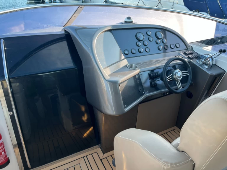 Motorboat rental in Ibiza Town - Sunseeker Thunderhawk 43