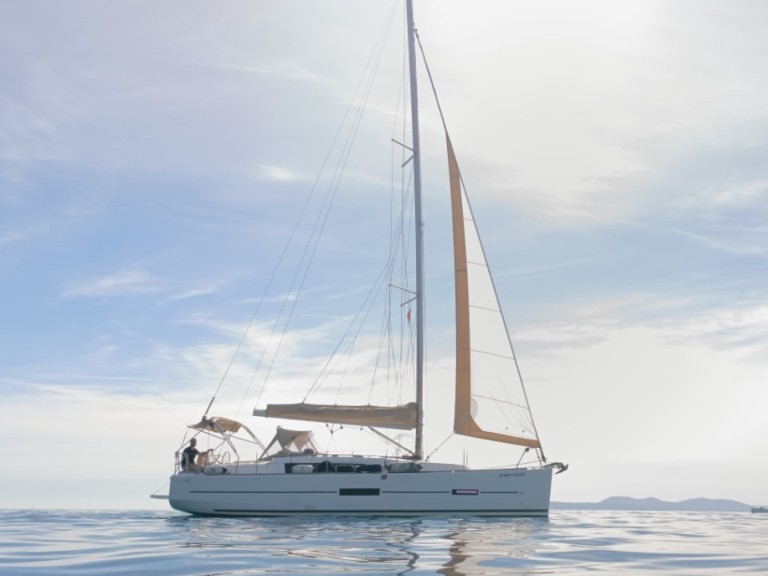 Sailboat for rent Roses at the best price