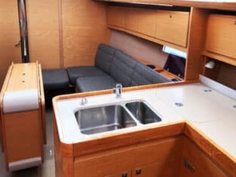 Sailboat for rent Toulon at the best price