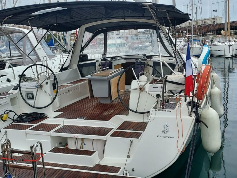 Bénéteau Oceanis 45 charter bareboat or captained in  Toulon