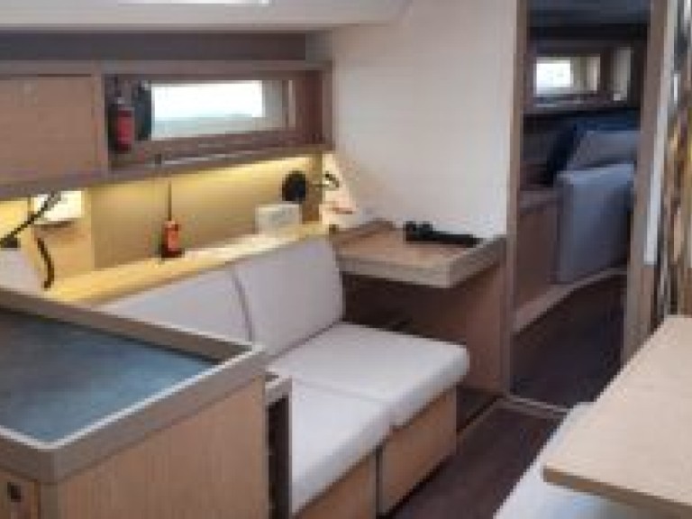 Rent a Bénéteau Oceanis 45 Toulon