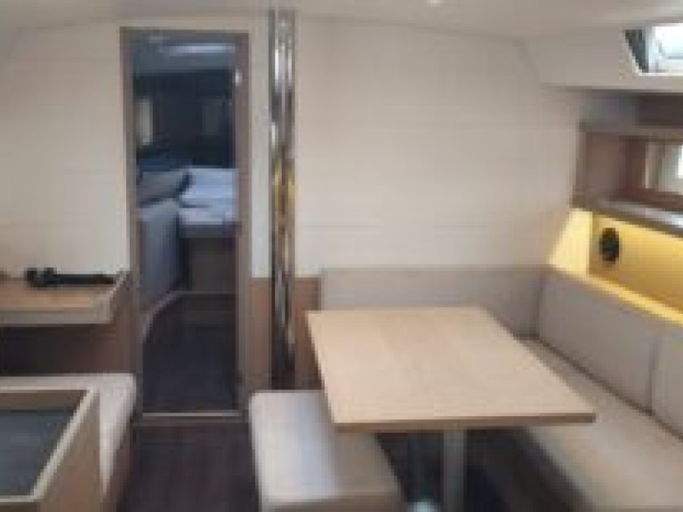 Yacht charter Toulon cheap Oceanis 45