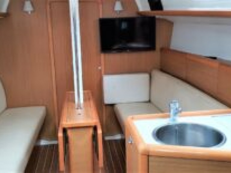 Sailboat rental with or without captain Jeanneau Toulon