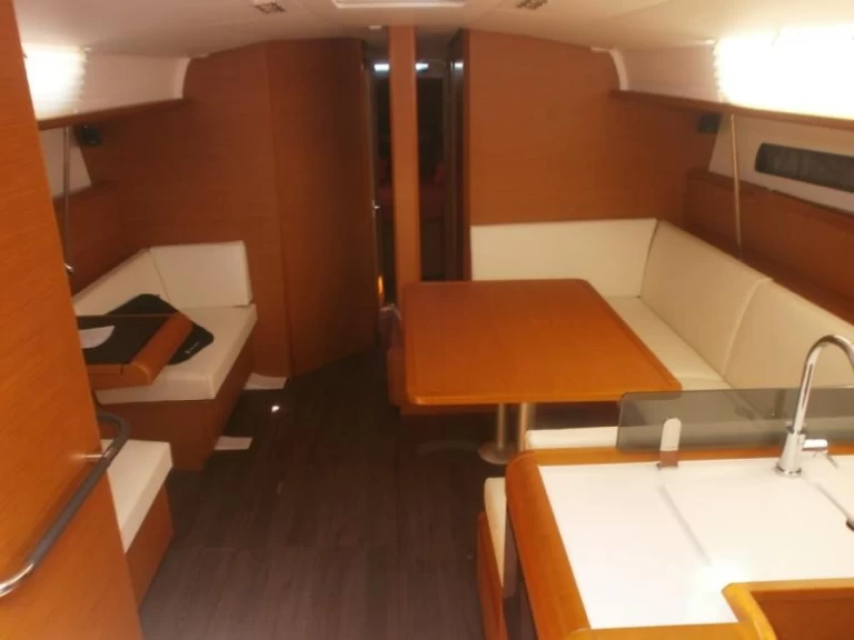 Sailboat rental with or without captain Jeanneau Toulon