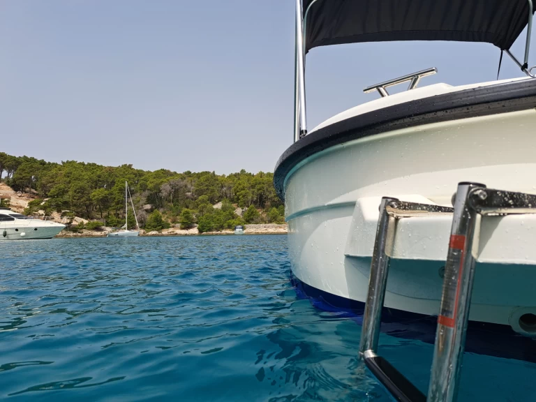 Motorboat for rent Milna at the best price