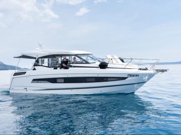 Motorboat rental with or without captain Jeanneau Makarska