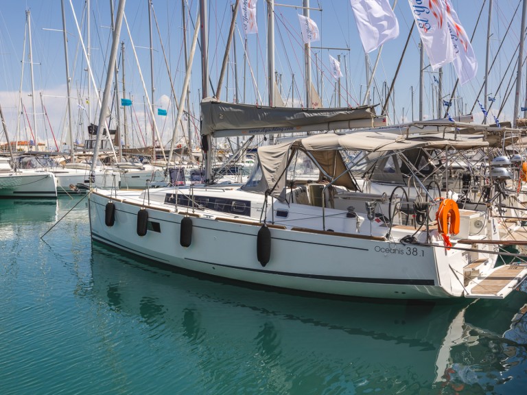 Rent a Bénéteau Oceanis 38.1 Lefkáda