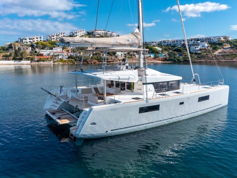 Catamaran rental in Lávrio - Lagoon Lagoon 52 F