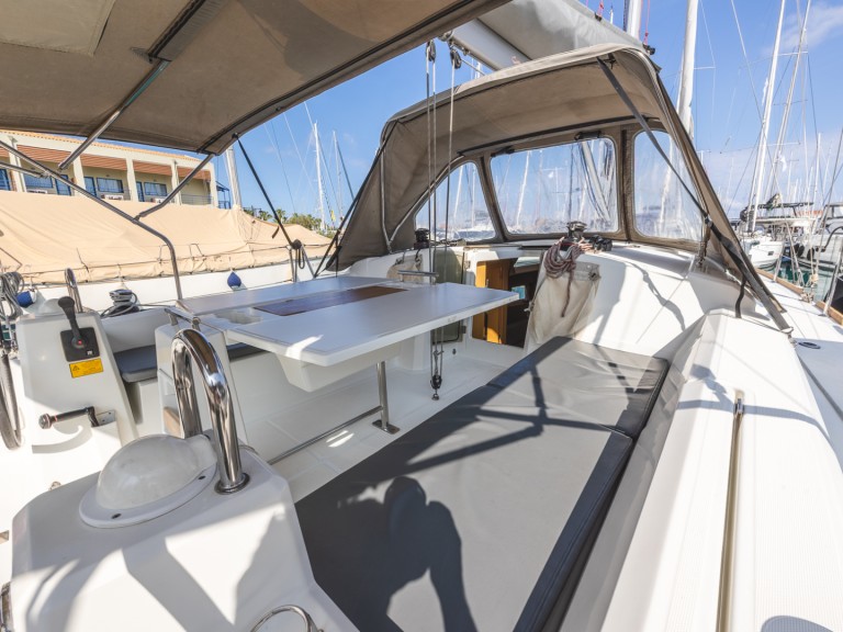 Sailboat rental in Lefkáda - Bénéteau Oceanis 38.1
