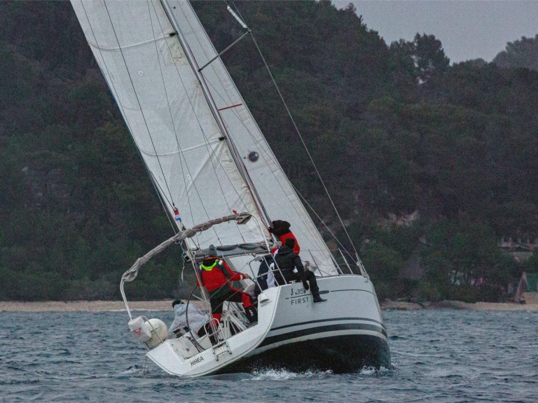Bareboat Rental Sailboat Bénéteau with a boat licence