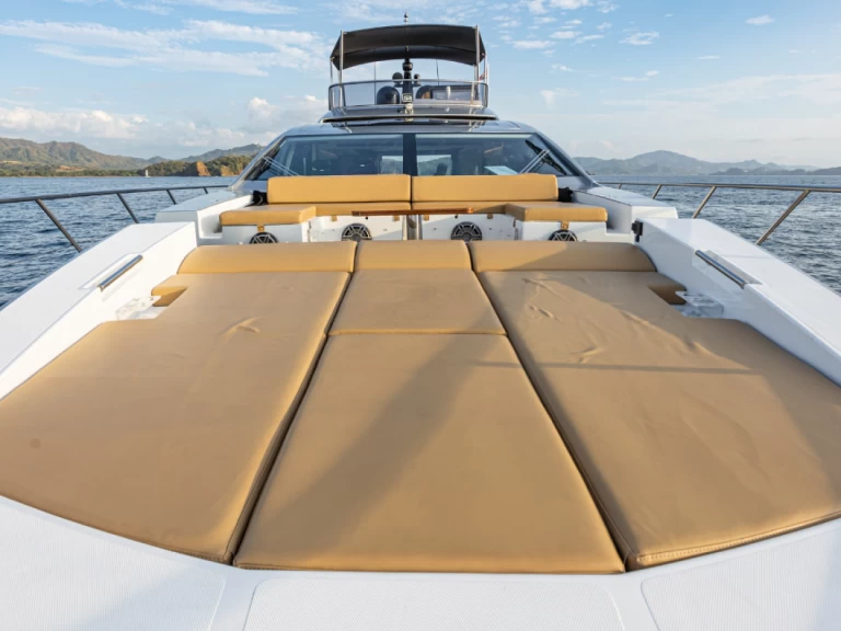 Luxury Yacht for rent Playa Flamingo at the best price