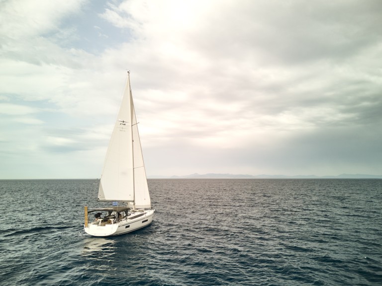 Sailboat for rent Alimos at the best price