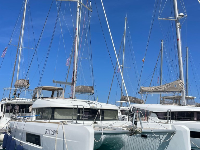 Boat rental Lagoon Lagoon 40 in Capo d'Orlando on Samboat