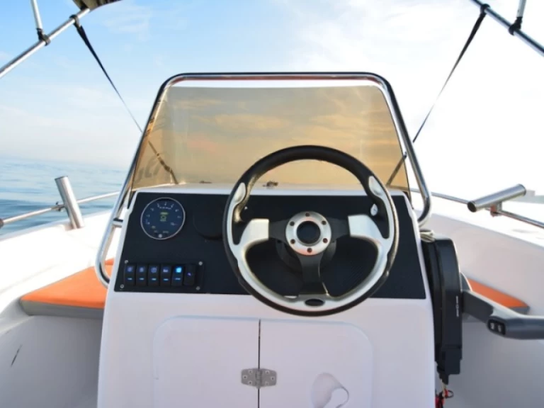 Rent a voraz 500 Puerto Deportivo de Lujo en Marbella