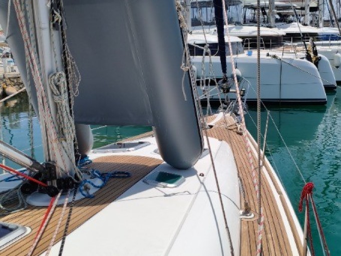 Jeanneau Sun Odyssey 45 in Alimos on SamBoat