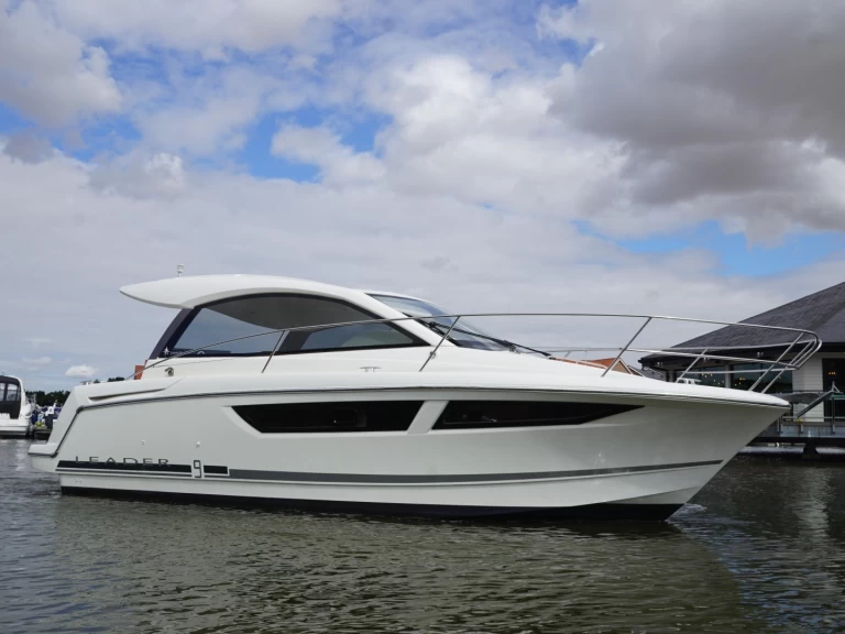 Jeanneau Leader 9 in Saint-Raphaël on SamBoat