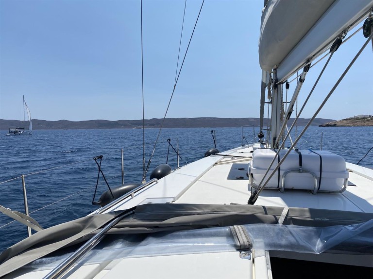 Sailboat for rent Lávrio at the best price