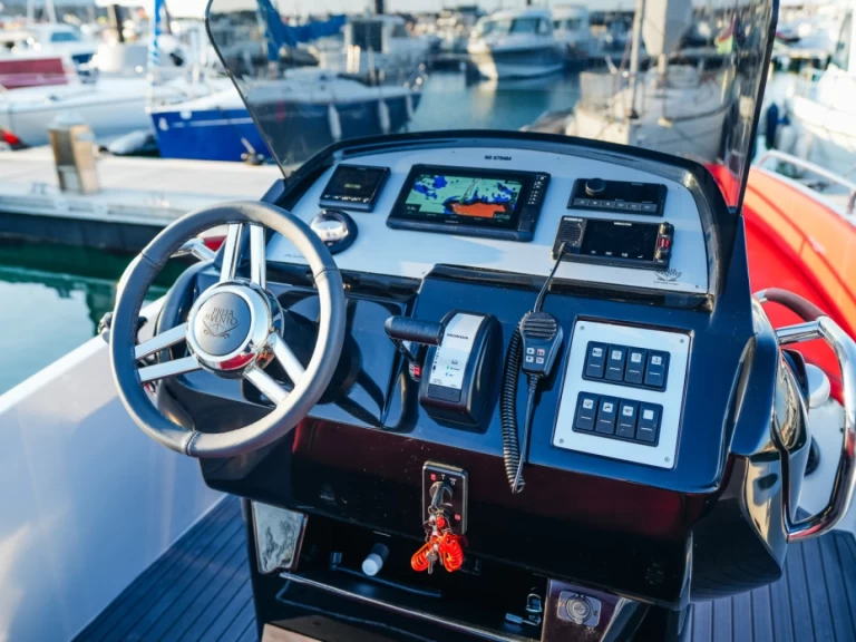 Bareboat Rental Motorboat Prua al vento with a boat licence