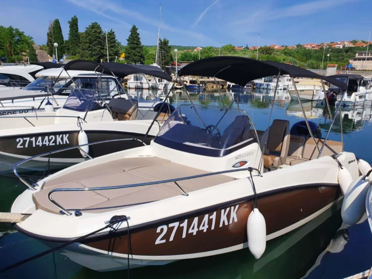 Bareboat Rental Motorboat Quicksilver with a boat licence