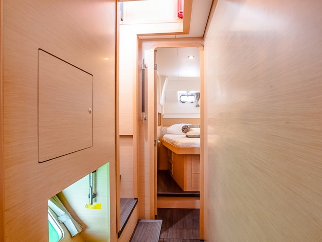 Boat rental Lagoon Lagoon 400 S2 in Alimos on Samboat